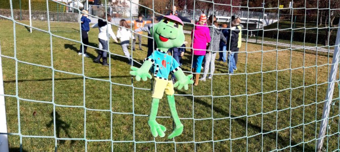 Bewegung und Sport mit Hopsi Hopper im Schulgarten